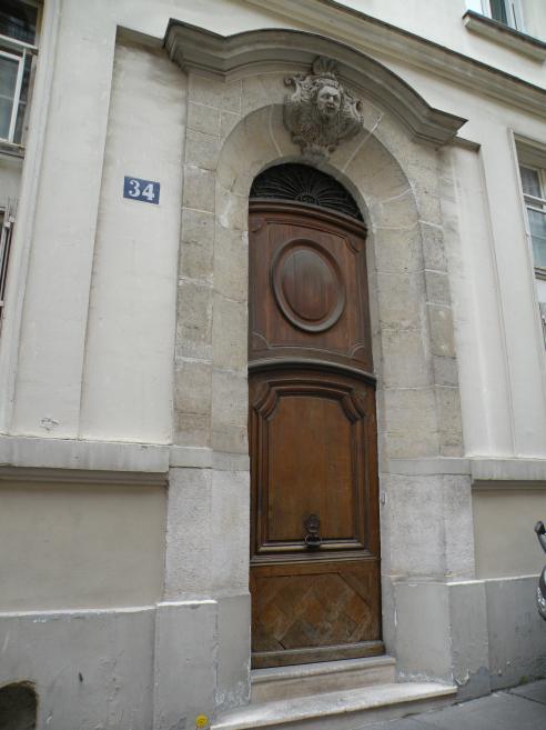 belle entrée en pierre taillée et porte en bois, 34, rue des Boulangers